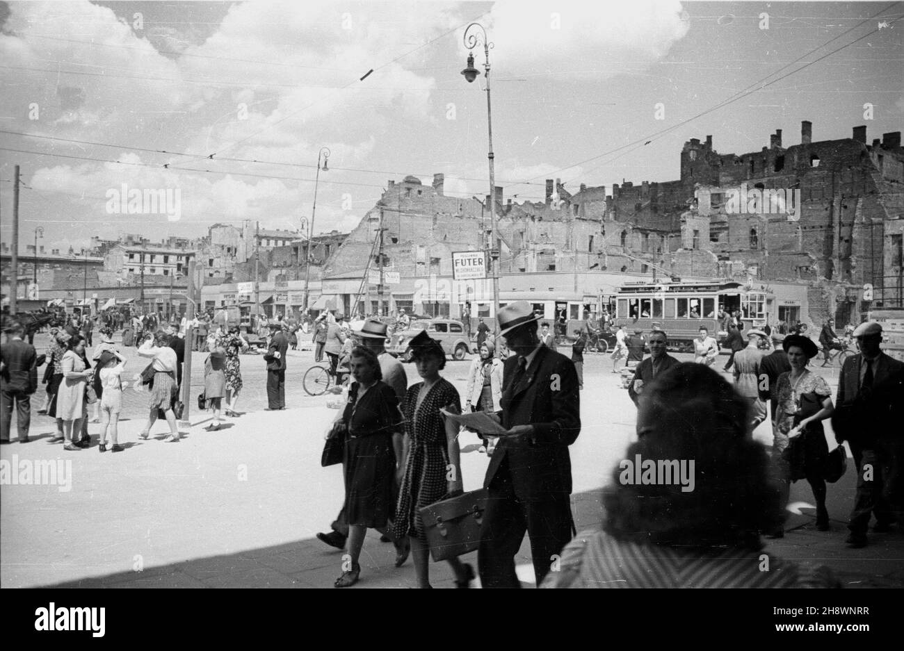 Warszawa, 1946. Na ulicach odgruzowanego centrum stolicy panowa³ du¿y ruch pieszych i pojazdów. Trasa tramwaju nr 17 przebiega³a m.in. ul. Marsza³kowsk¹ d placu Zbawiciela do ul. Królewskiej. ruch samochodowy i tramwajowy na skrzy¿owaniu ulicy Marsza³kowskiej (w tle) i Alej Jerozolimskich. pw PAP/Stanis³aw D¹browiecki Dok³adny miesi¹c i dzieñ wydarzenia nieustalone. Varsavia, 1946. Il traffico di auto e passeggeri era pesante nel centro della capitale della Polonia, liberata dalle macerie. Linea 17 tram utilizzato per passare via Marszalkowska in direzione Piazza Zbawiciela fino a via Krolewska. Nella foto: Tram A. Foto Stock