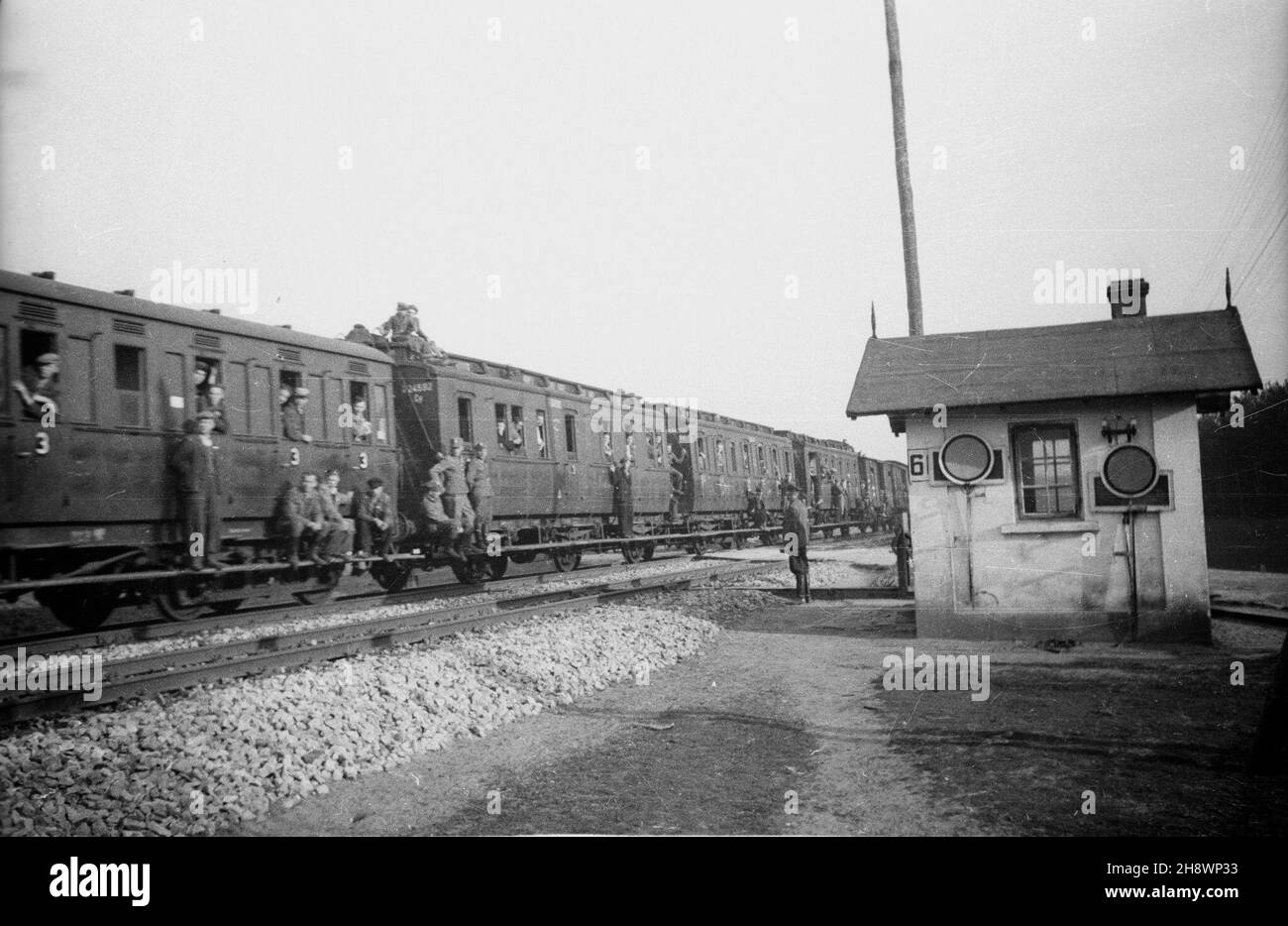 Polska, 1946. Repatrianci (osadnicia) w drodze na Ziemie Odzyskane (Zachodnie). Dok³adny miesi¹c i dzieñ wydarzenia nieustalone. bk PAP/Stanis³aw Urbanowicz Dok³adny miesi¹c i dzieñ wydarzenia nieustalone. Polonia, 1946. Rimpatri in viaggio verso i territori riconquistati. bk PAP/Stanislaw Urbanowicz Foto Stock