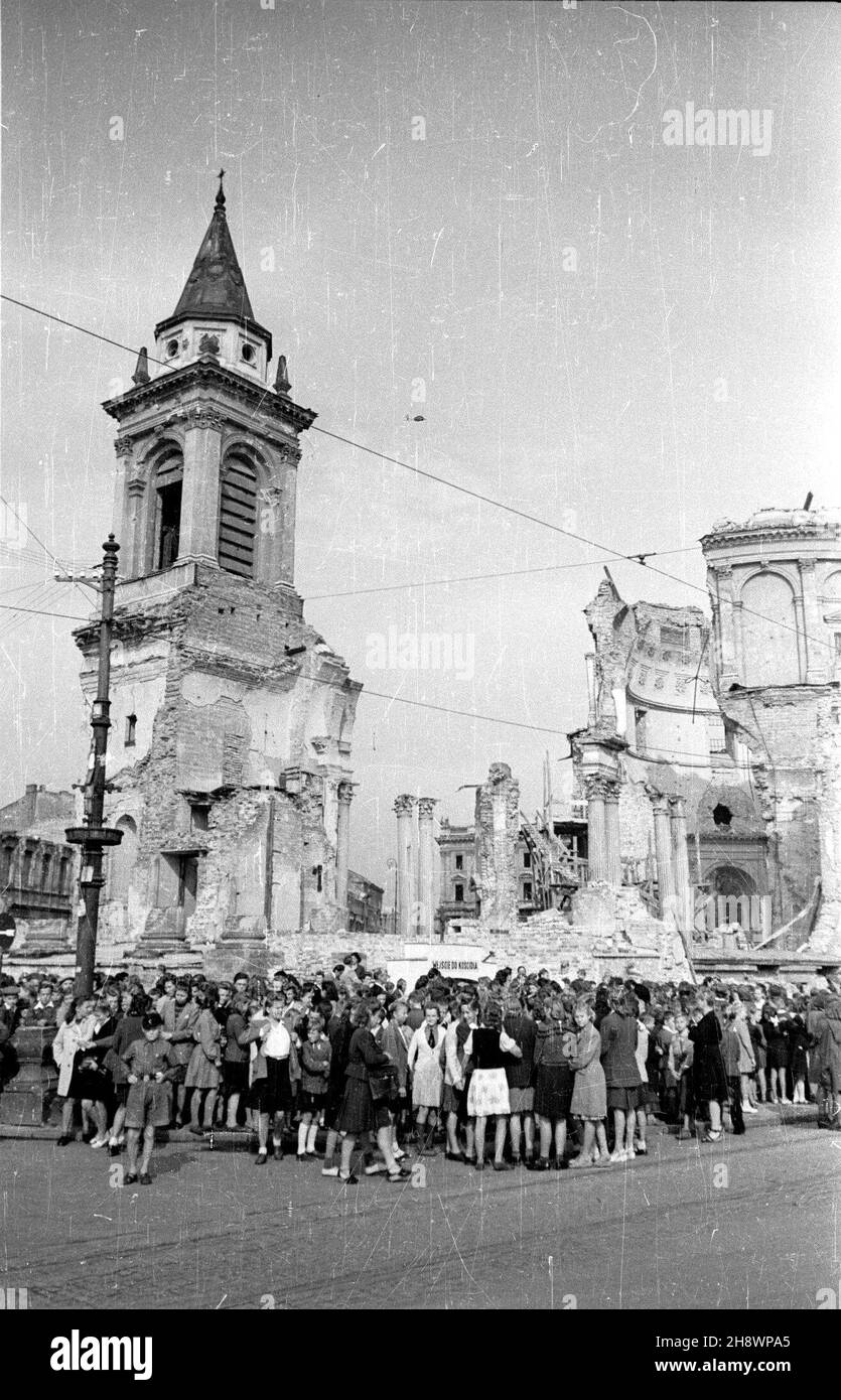 Warszawa, 1946. Ludzie przed koœcio³em œw. Aleksandra na placu Trzech Krzy¿y. Koœció³ zosta³ zniszczony przez Niemców w 1944 roku. Gr PAP/Stanis³aw D¹browiecki Dok³adny miesi¹c i dzieñ wydarzenia nieustalone. Varsavia, 1946. Persone di fronte alla Chiesa di San Alessandro in Piazza Trzech Krzyzy. La chiesa fu distrutta dai tedeschi nel 1944. Gr PAP/Stanislaw Dabrowiecki Foto Stock