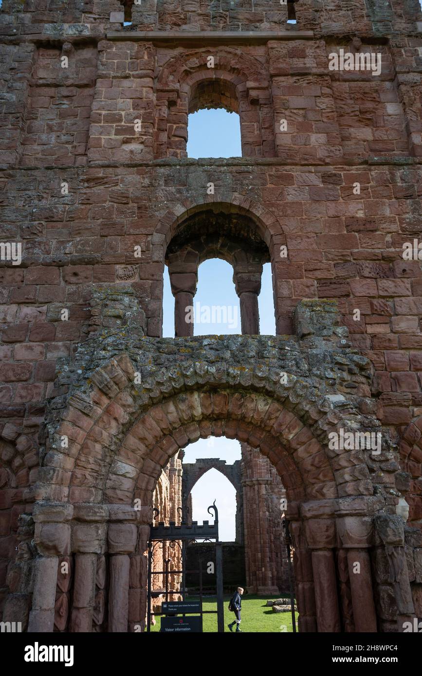 Le rovine di Lindisfarne Priory sull Isola Santa, Northumberland, Regno Unito Foto Stock