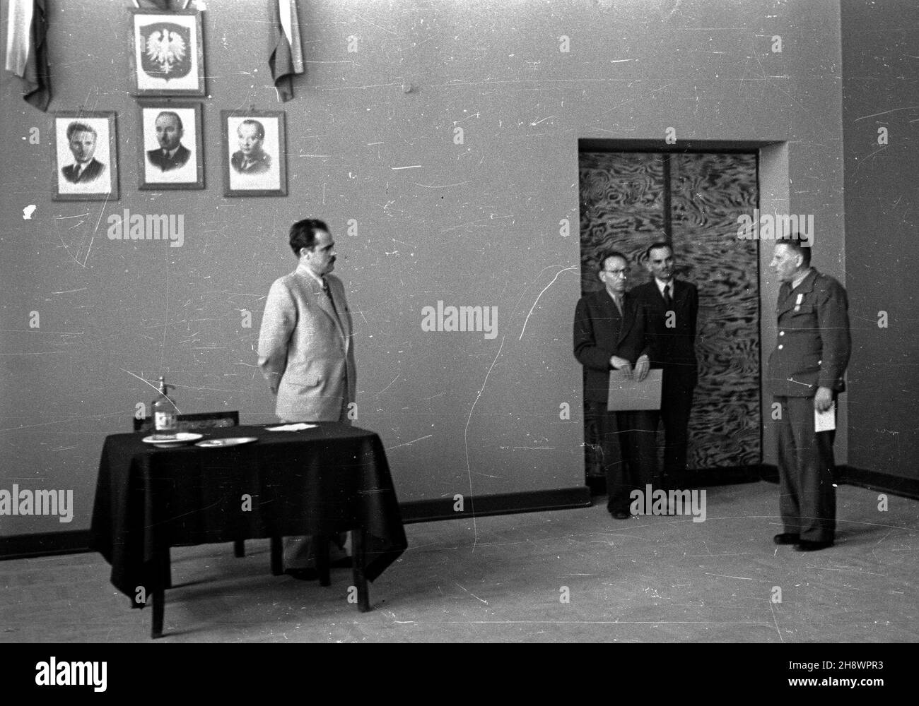 Polska, 1946. Stanis³aw Tkaczow (L) - Ministro lasów w Tymczasowym Rz¹dzie Jednoœci Narodowej odznaczy³ leœników. Gr PAP/Kazimierz Madejski Dok³adny miesi¹c i dzieñ wydarzenia nieustalone. Polonia, 1946. Stanislaw Tkaczow (il Partito dei lavoratori polacchi - PPR), il Ministro delle foreste nell'unità Nazionale il Governo provvisorio decora i forestieri. Gr PAP/Kazimierz Madejski Foto Stock