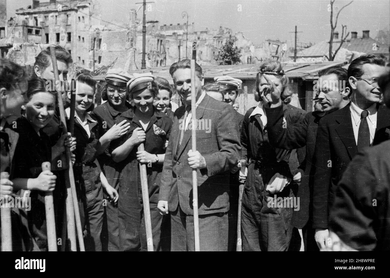 Warszawa, maj-czerwiec 1946. Premier Edward Osóbka-Morawski (C) wœród studentów odgruzowuj¹cych Aleje Ujazdowskie. ps/gr PAP/Kazimierz Madejski Varsavia, maggio-giugno 1946. Il primo Ministro Edward Osobka-Morawski (centro) tra gli studenti che rimuovono le macerie in Ujazdowskie Avenue. ps/gr PAP/Kazimierz Madejski Foto Stock