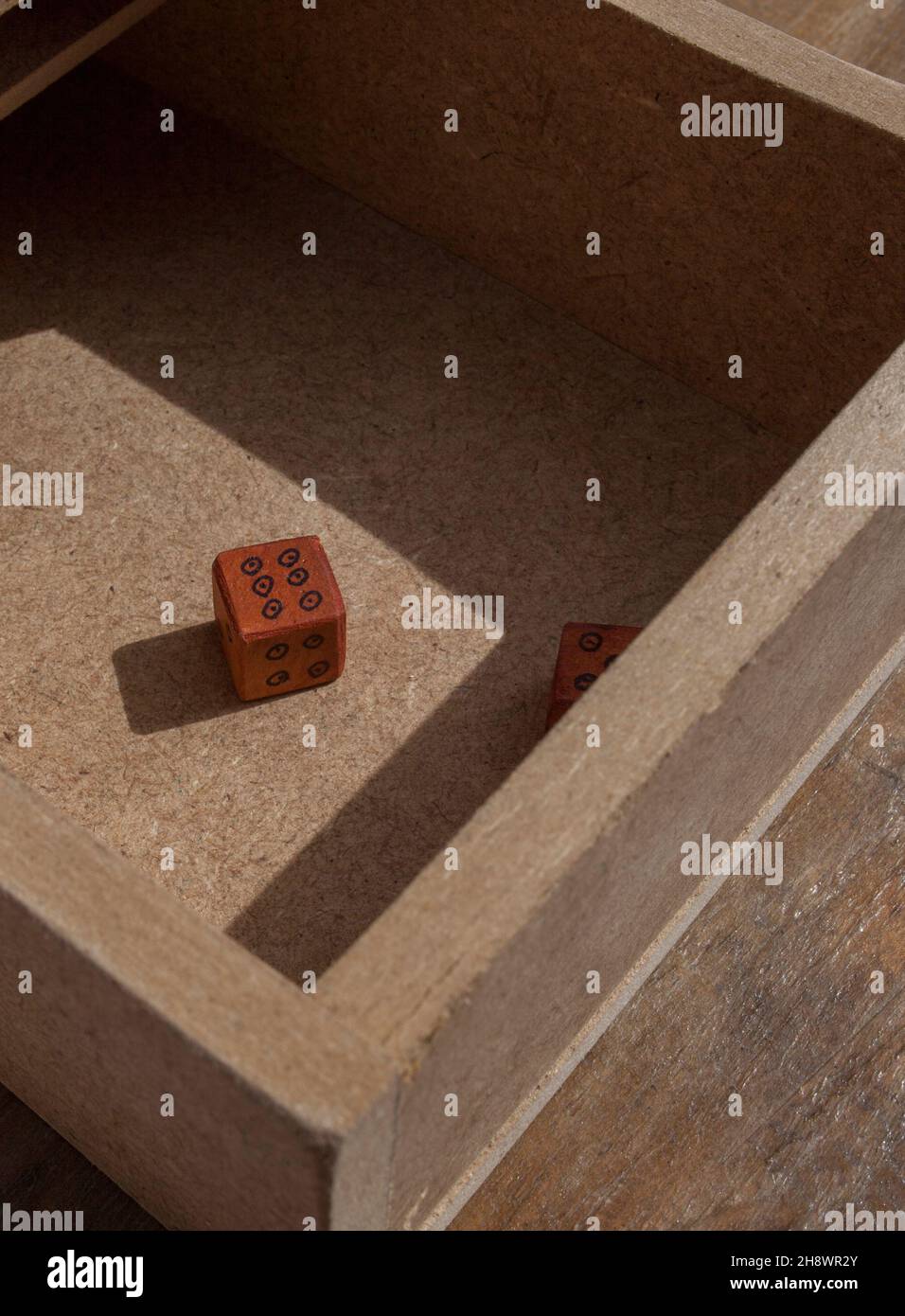 Replica di antica torre romana dice. Utilizzato dai giocatori per lanciare i dadi in modo equo Foto Stock