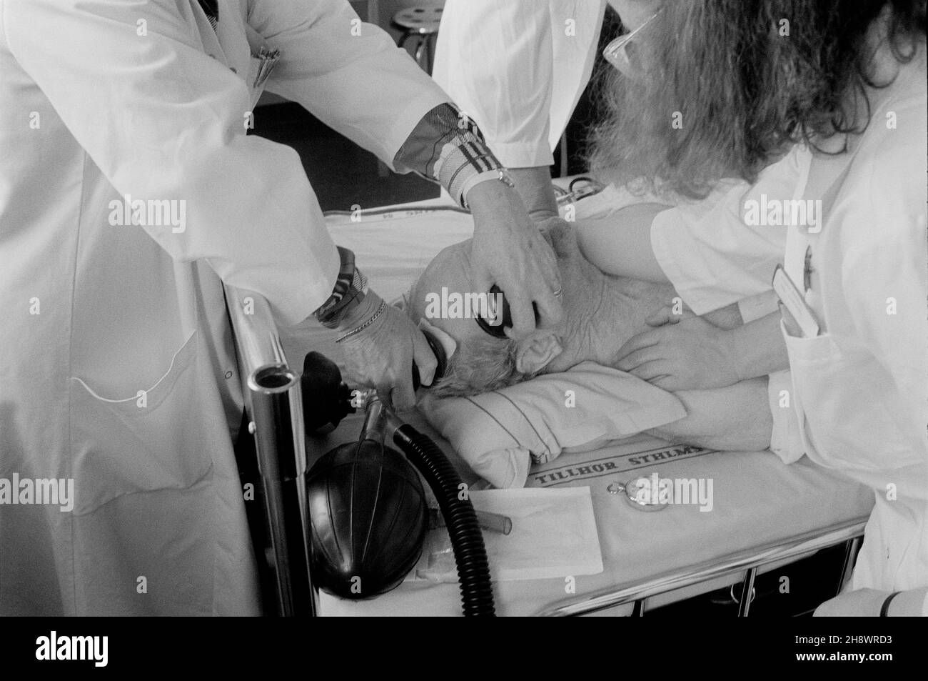 Il vecchio è stato sottoposto a terapia elettroconvulsiva presso l'ospedale psichiatrico Beckomberga sjukhus di Bromma, Stoccolma, Svezia. Foto scattata durante gli anni '80, con un'infermiera che tiene il paziente e un medico che applica i pedali ECT alla vecchia testa di mans. Foto Stock