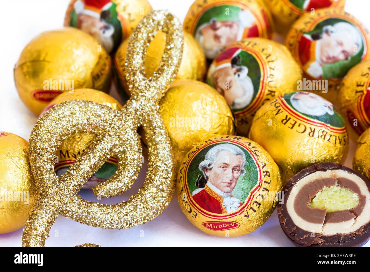 Vienna Austrial - 29 agosto 2015: Il Mozartkugel, una dolce confezione di cioccolato e marzapane, è una specialità culinaria di Salisburgo che prende il nome Foto Stock