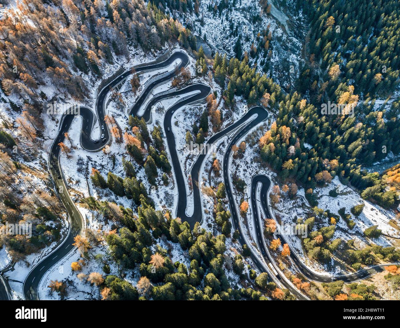 Vista aerea da drone sulla strada di passaggio più spettacolare delle Alpi svizzere - Passo Maloja nei primi mesi invernali e autunnali, Grison, Svizzera Foto Stock