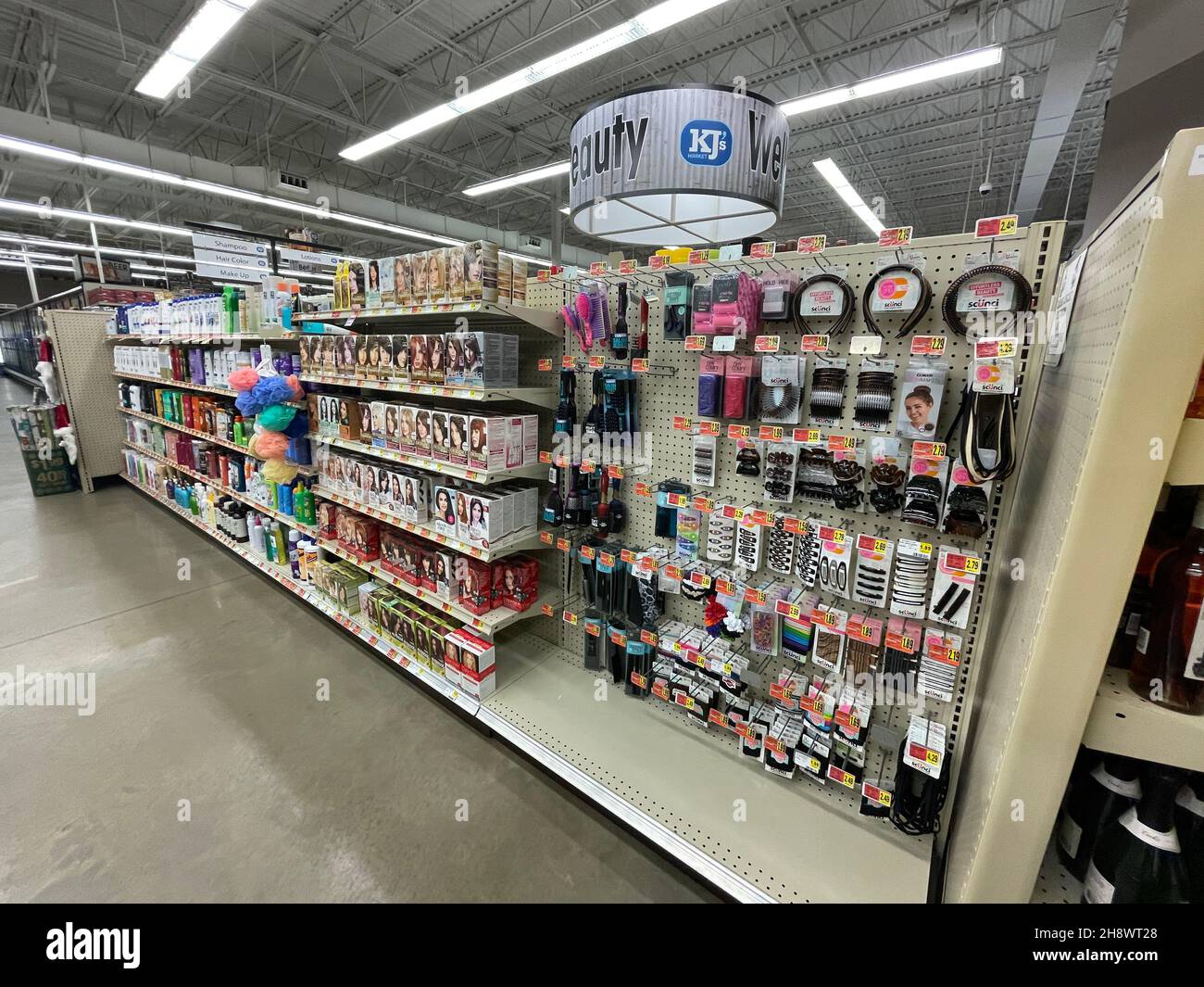 Hephzibah, GA USA - 12 02 21: Interni negozio di alimentari KJs Foto Stock