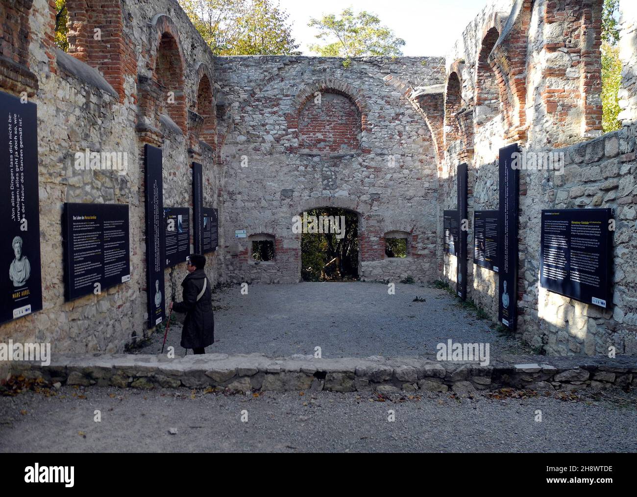 Mannersdorf, Austria - 24 ottobre 2021: Donna non identificata e interno della cappella medievale con descrizioni ed elementi artistici Foto Stock