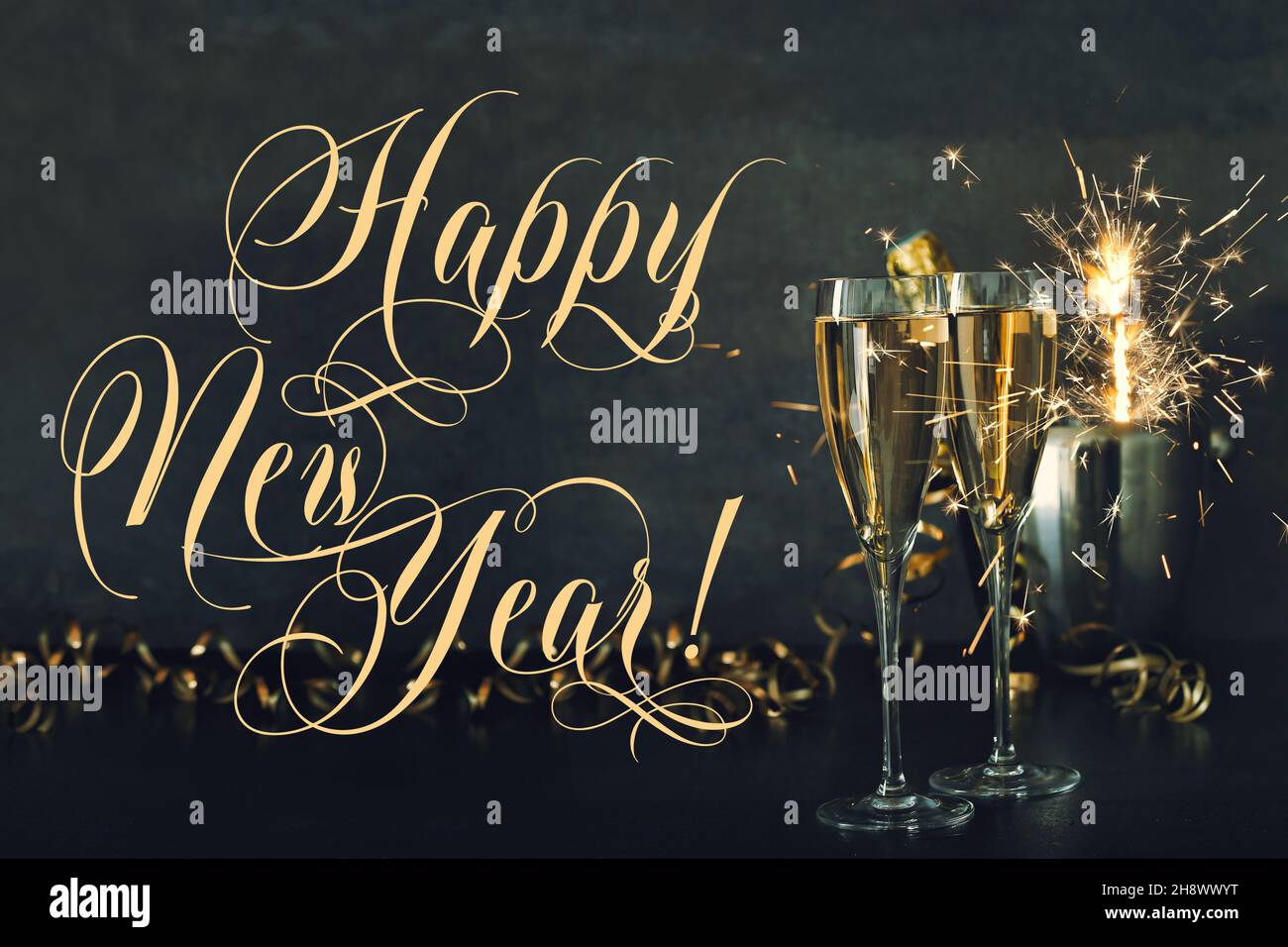 Felice anno nuovo! Due bicchieri di champagne con scintillanti su sfondo scuro Foto Stock