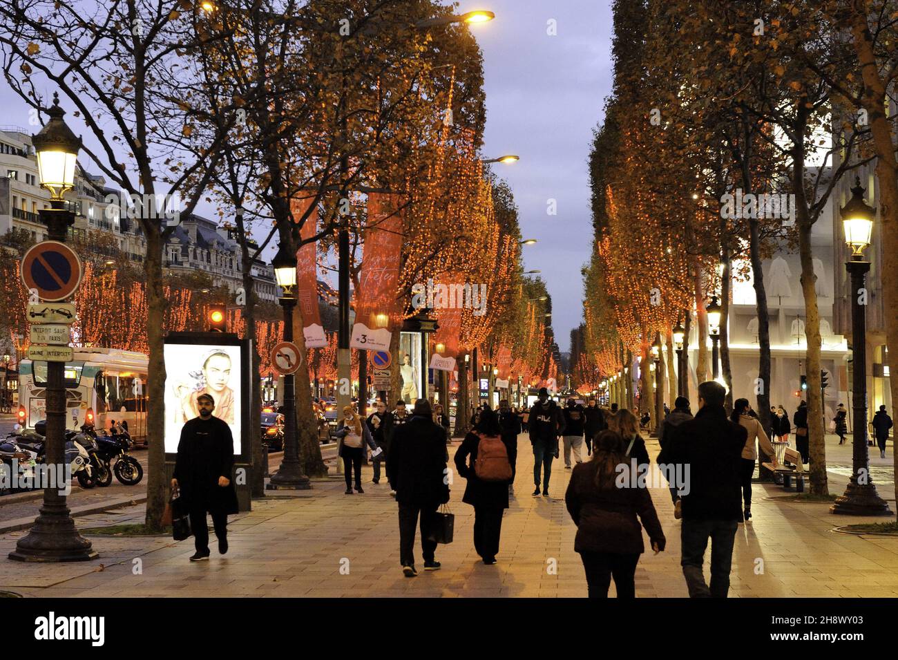 Francia, Parigi (75) 8 ° arrondissement, 2021 luci di Natale, Champs Elysees Avenue Foto Stock