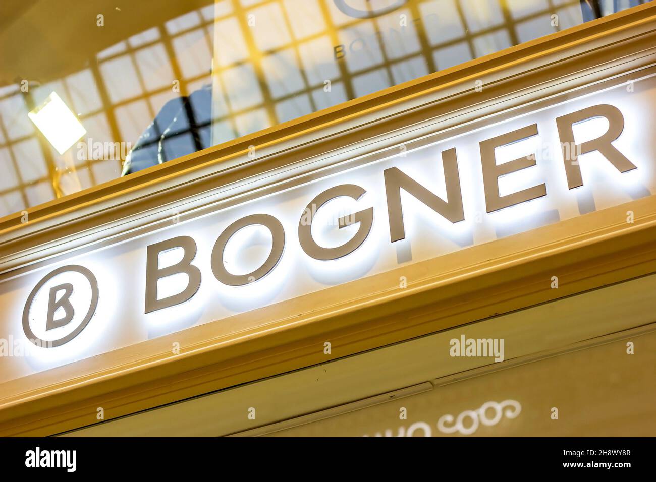 MOSCA, RUSSIA - 10 AGOSTO 2021: Cartello con il logo del negozio di marca Bogner sul negozio nel centro commerciale. Foto Stock