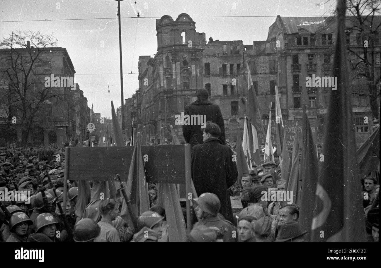 Wroc³aw, 1946. Wiec przed wyborami do Sejmu Ustawodawczego, popieraj¹cy blok stronnictw demokratycznych. ms PAP/Bogus³aw Lambach Dok³adny miesi¹c i dzieñ wydarzenia nieustalone. Wroclaw, 1946. Un raduno prima delle elezioni del Sejm a sostegno di un blocco dei partiti democratici, la pap/Boguslaw Lambach Foto Stock