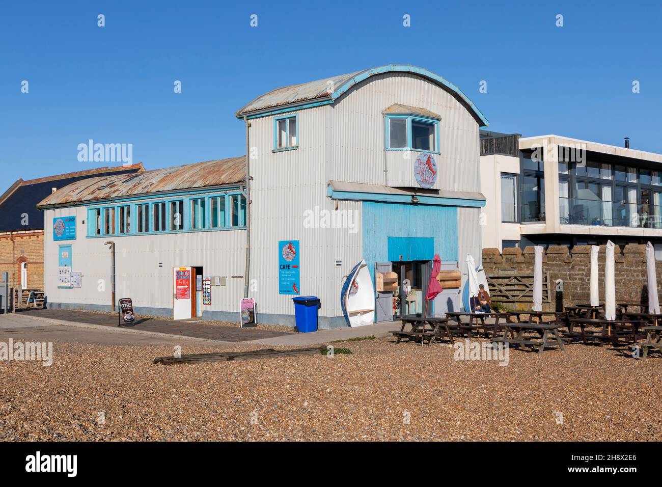 Il Lazy Shack cafe sulla spiaggia di Fisherman, Hythe, Kent Foto Stock