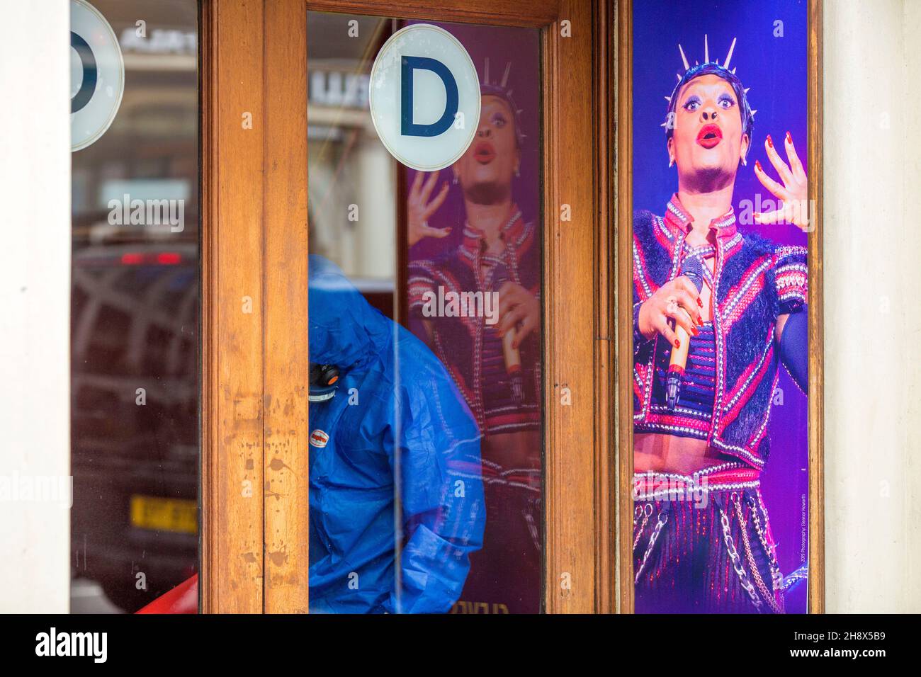 I lavoratori di abiti protettivi sono visti all'interno di un teatro nel centro di Londra. Foto Stock