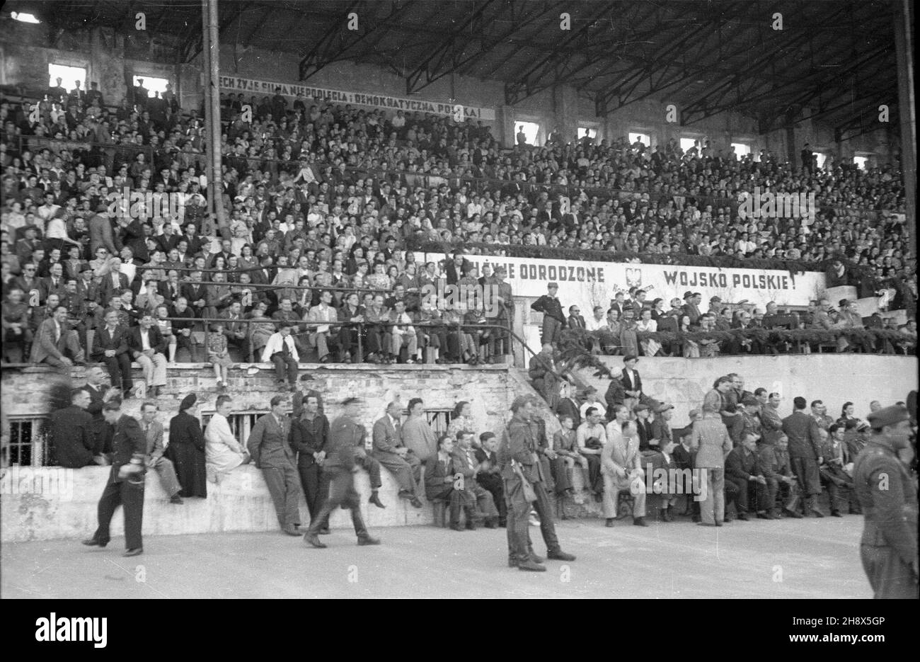 Warszawa, 1946. Trybuna kryta podczas meczu pi³karskiego na stadionie Legii. ps/pp PAP/Stanis³aw D¹browiecki Varsavia, 1946. Una tribuna durante una partita di calcio allo stadio Legia. ps/pp PAP/Stanislaw Dabrowiecki Foto Stock