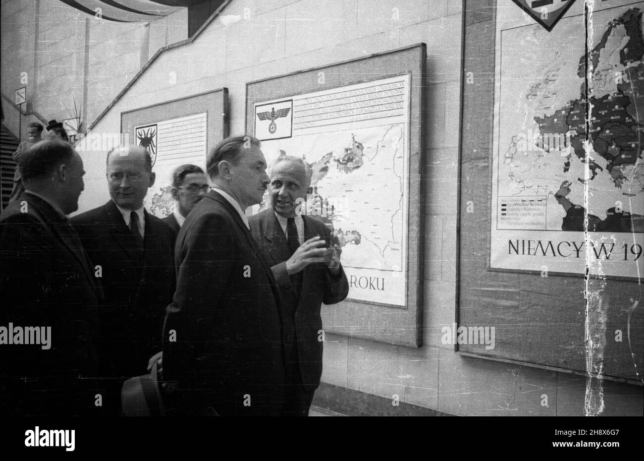 Warszawa, 1946. Przewodnicz¹cy Krajowej Rady Narodowej - Boles³aw Bierut zwiedzi³ w Muzeum Narodowym wystawê pt. Niemieckie Obozy Koncentracyjne w systemie G³ównego Urzêdu Bezpieczeñstwa Rzeszy/Reichssicherheitshauptamt (RSHA). NZ. m.in. Henryk Œwi¹tkowski (2L) - Ministro sprawiedliwoœci i Boles³aw Bierut (4L) podczas ogl¹dania ekspozycji. pp PAP Varsavia, 1946. Il capo del Consiglio Nazionale Polacco Boleslaw Bierut ha visitato la mostra sui campi di concentrazione tedeschi nel sistema del 3° Reich's Main Security Office's system/Reichssicherheitshauptamt (RSHA) al Museo Nazionale. Pictur Foto Stock