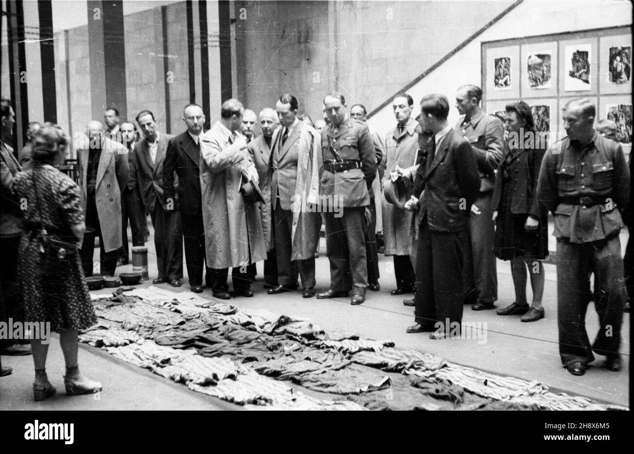 Warszawa, 1946. Przewodnicz¹cy Krajowej Rady Narodowej - Boles³aw Bierut zwiedzi³ w Muzeum Narodowym wystawê pt. Niemieckie Obozy Koncentracyjne w systemie G³ównego Urzêdu Bezpieczeñstwa Rzeszy/Reichssicherheitshauptamt (RSHA). NZ. goœcie ogl¹daj¹ frammento ekspozycji. pp PAP/Eugeniusz Hannemann Varsavia, 1946. Il capo del Consiglio Nazionale Polacco Boleslaw Bierut ha visitato la mostra sui campi di concentrazione tedeschi nel sistema del 3° Reich's Main Security Office's system/Reichssicherheitshauptamt (RSHA) al Museo Nazionale. Nella foto: Un frammento dell'esposizione. pp PAP/Eugeniusz Foto Stock