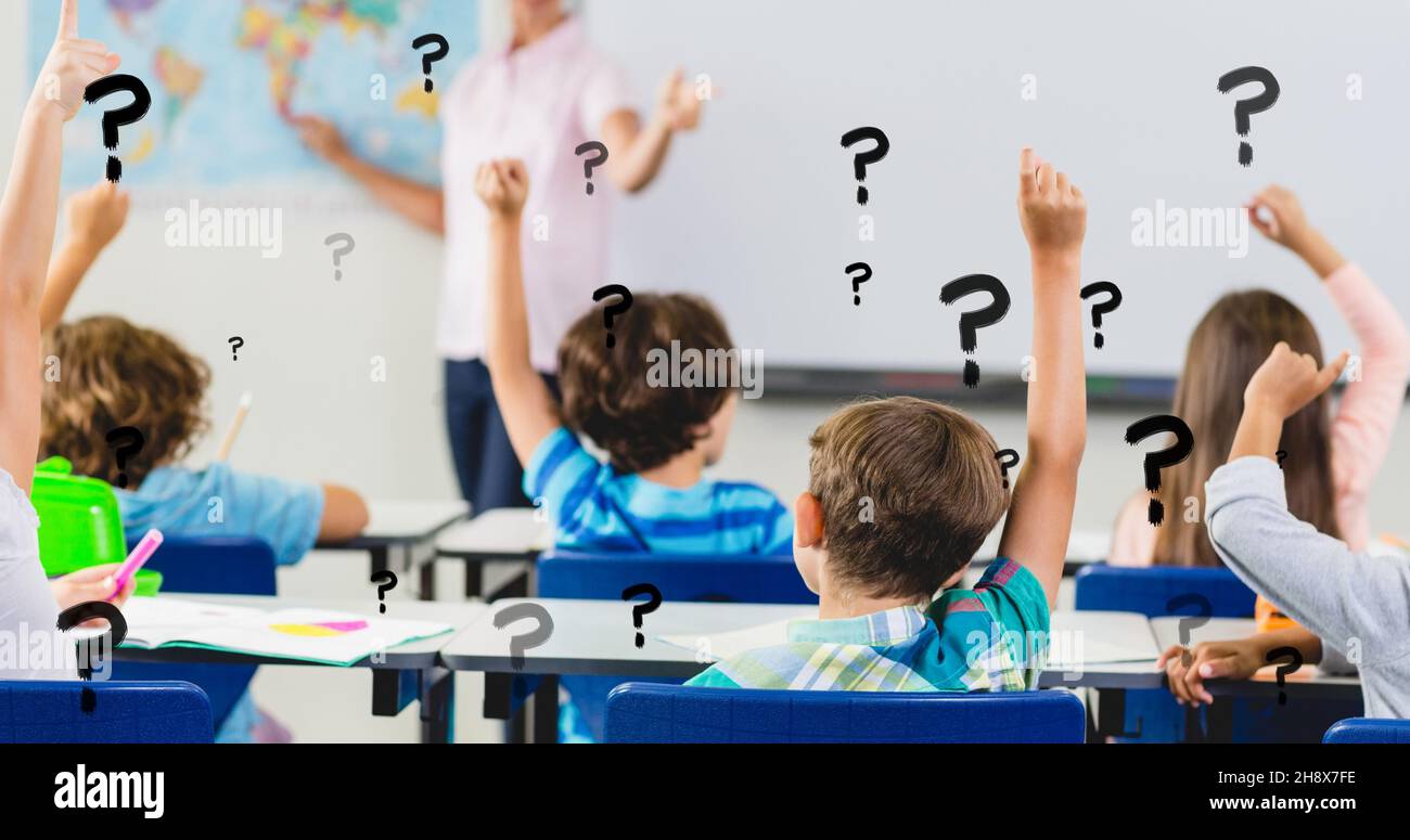 Composito digitale di punti interrogativi sugli studenti con le mani alzate rispondere insegnante in classe Foto Stock