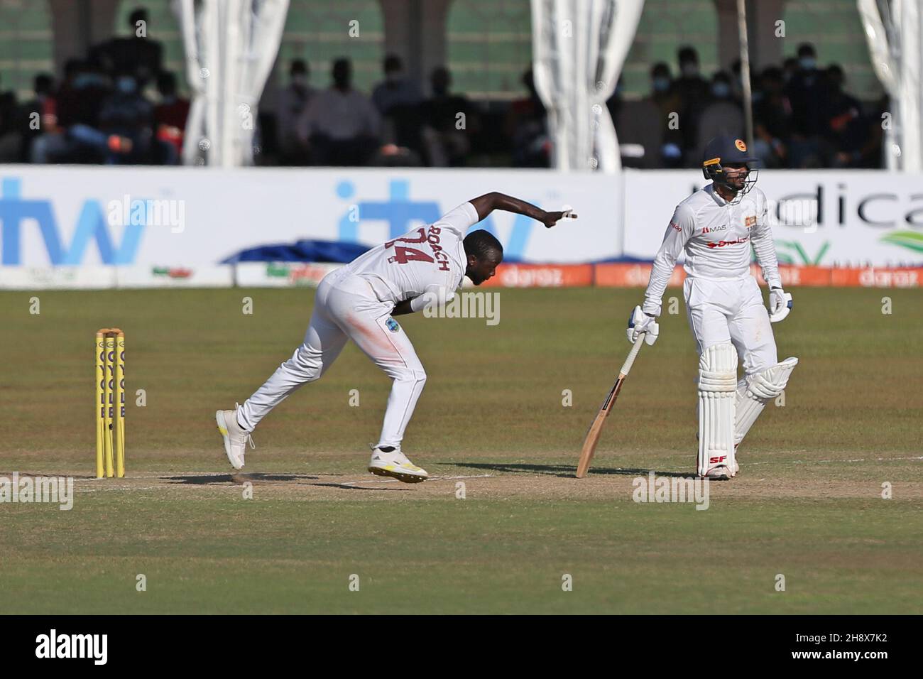 Galle International Stadium, Galle, Sri Lanka; 2 dicembre 2021; 2 dicembre 2021; Galle International Stadium, Galle, Sri Lanka; International Test Cricket, Sri Lanka versus West Indies, test 2 di 2, giorno 4. Kemar Roach ciotole Foto Stock