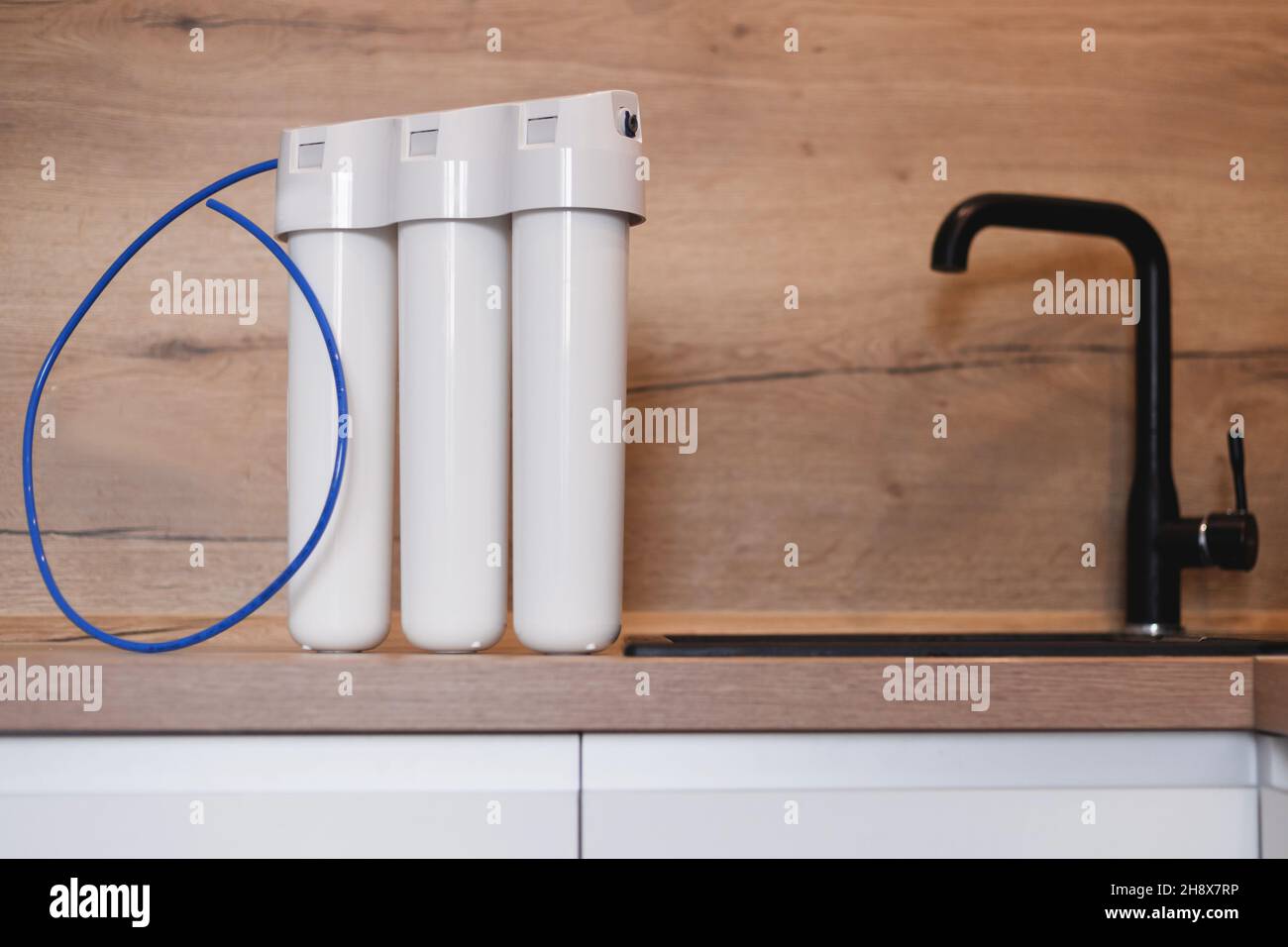 Sistema di purificazione dell'acqua per uso domestico. Sistema di trattamento e addolcimento dell'acqua a tre stadi Foto Stock