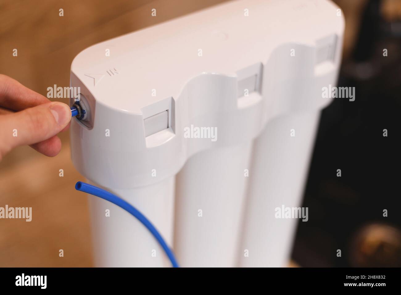 Sistema di purificazione dell'acqua per uso domestico. Sistema di trattamento e addolcimento dell'acqua a tre stadi Foto Stock