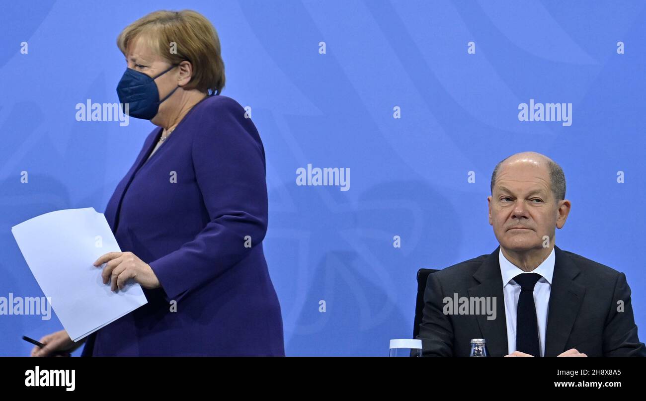 Berlino, Germania. 2 dicembre 2021. Il Cancelliere Angela Merkel (CDU) e OLAF Scholz (SPD), il Cancelliere designato e Ministro federale delle finanze, tengono una conferenza stampa dopo la Conferenza dei presidenti dei Ministri sulla Corona Pandemic alla Cancelleria federale. Scholz ha giurato nella popolazione tedesca di "un grande sforzo nazionale" per combattere la pandemia di Corona. Credit: John MacDougall/AFP-Pool/dpa/Alamy Live News Foto Stock