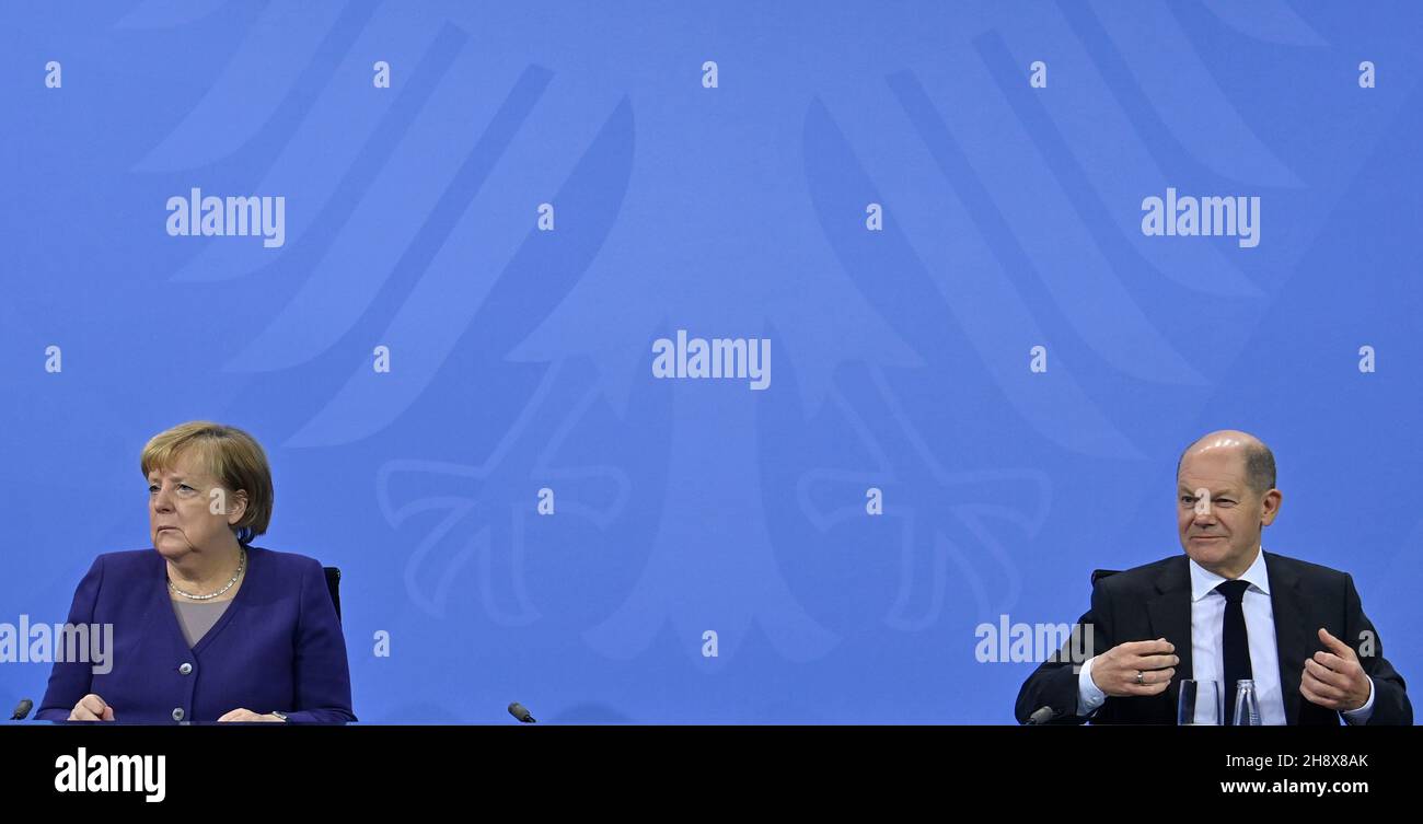Berlino, Germania. 2 dicembre 2021. Il Cancelliere Angela Merkel (CDU) e OLAF Scholz (SPD), il Cancelliere designato e Ministro federale delle finanze, tengono una conferenza stampa dopo la Conferenza dei presidenti dei Ministri sulla Corona Pandemic alla Cancelleria federale. Scholz ha giurato nella popolazione tedesca di "un grande sforzo nazionale" per combattere la pandemia di Corona. Credit: John MacDougall/AFP-Pool/dpa/Alamy Live News Foto Stock