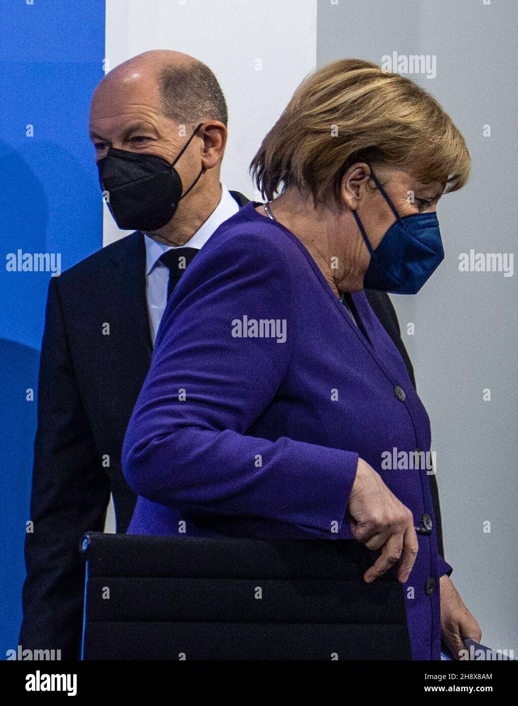 Berlino, Germania. 2 dicembre 2021. Il Cancelliere Angela Merkel (CDU) e l'OLAF Scholz (SPD), il Cancelliere designato e il Ministro federale delle finanze, giungono per una conferenza stampa congiunta dopo la Conferenza dei presidenti dei Ministri sulla Pandemia di Corona presso la Cancelleria federale. Scholz ha giurato nella popolazione tedesca di "un grande sforzo nazionale" per combattere la pandemia di Corona. Credit: John MacDougall/AFP-Pool/dpa/Alamy Live News Foto Stock