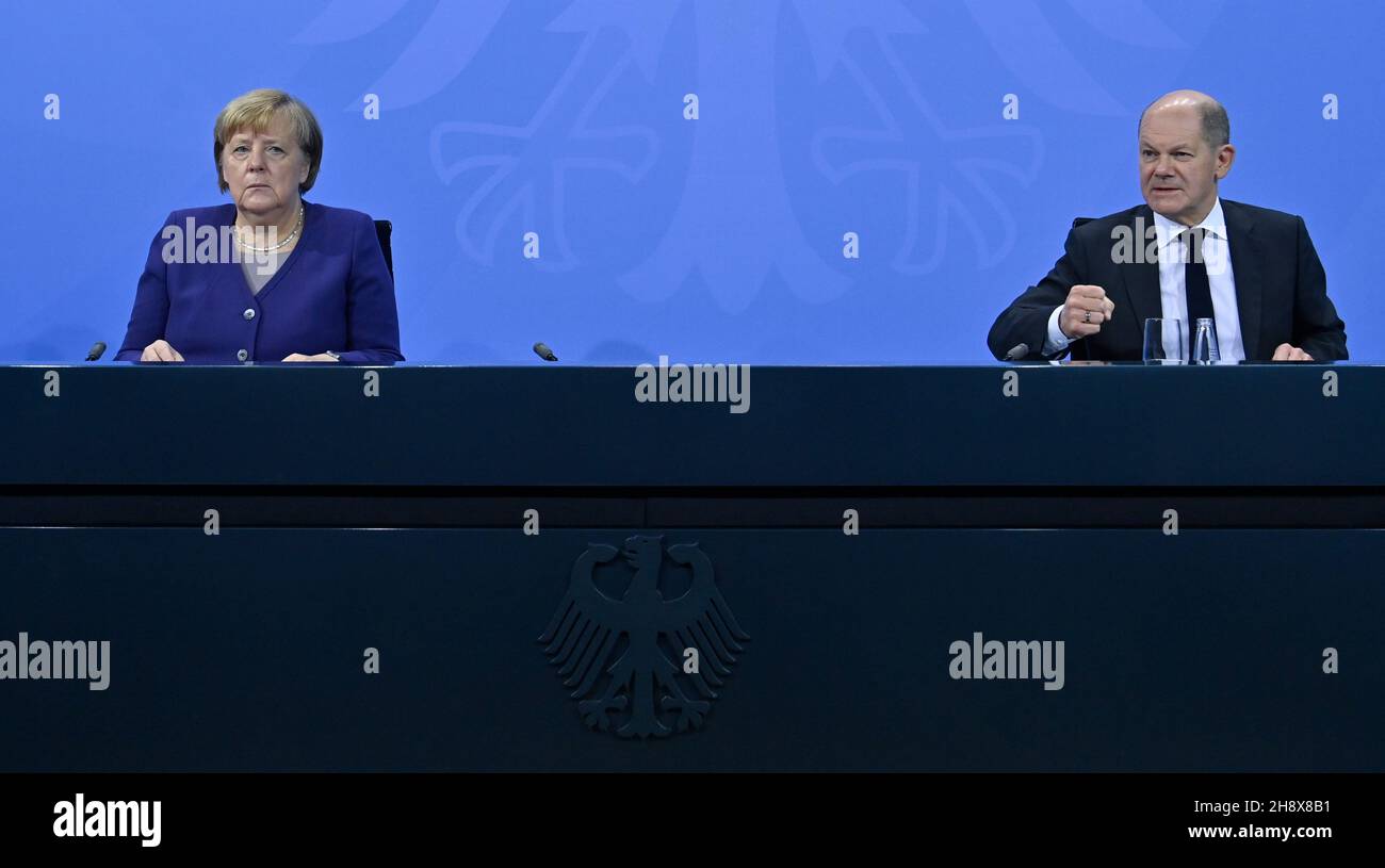 Berlino, Germania. 2 dicembre 2021. Il Cancelliere Angela Merkel (CDU) e OLAF Scholz (SPD), il Cancelliere designato e Ministro federale delle finanze, tengono una conferenza stampa dopo la Conferenza dei presidenti dei Ministri sulla Corona Pandemic alla Cancelleria federale. Scholz ha giurato nella popolazione tedesca di "un grande sforzo nazionale" per combattere la pandemia di Corona. Credit: John MacDougall/AFP-Pool/dpa/Alamy Live News Foto Stock