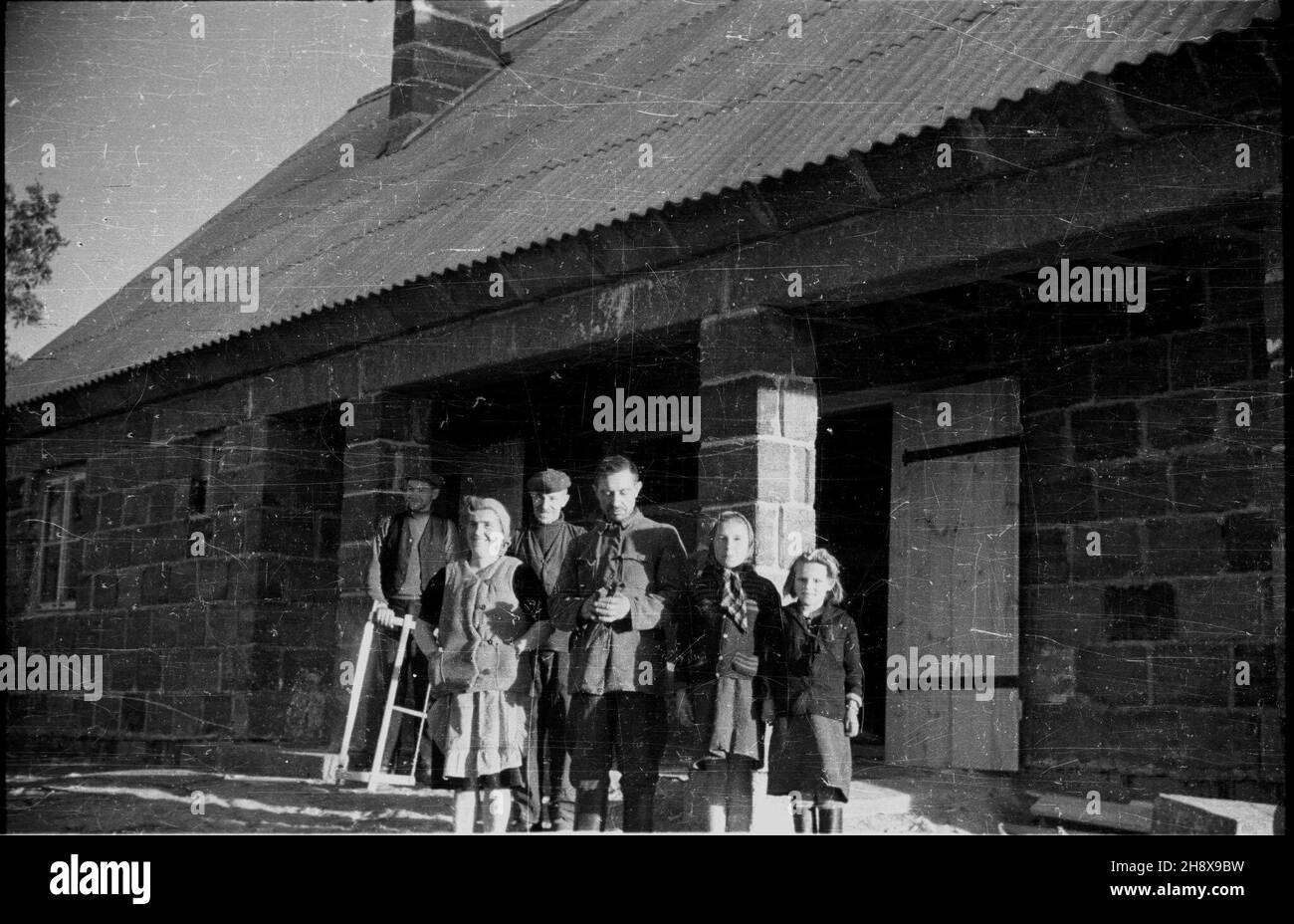 Okolice Warki, 1946-01-01. Zgodnie z programem Odbudowy Gospodarczej Terenów Zniszczonych po II wojnie œwiatowej, przeprowadzane s¹ prace budowlane i porz¹dkowe wsiach po³o¿onych w pasie zniszczeñ. NZ. Nowozbudowany budynek gospodarczy. po/ms PAP/Jerzy Baranowski Warka, 1 gennaio 1946. Conformemente al programma delle Nazioni Unite per la ricostruzione economica dei territori distrutti dopo la seconda guerra mondiale, i cittadini contribuiscono a ricostruire e organizzare villaggi situati nelle aree distrutte. Nella foto: Un nuovo edificio agricolo. po/ms PAP/Jerzy Baranowski Foto Stock