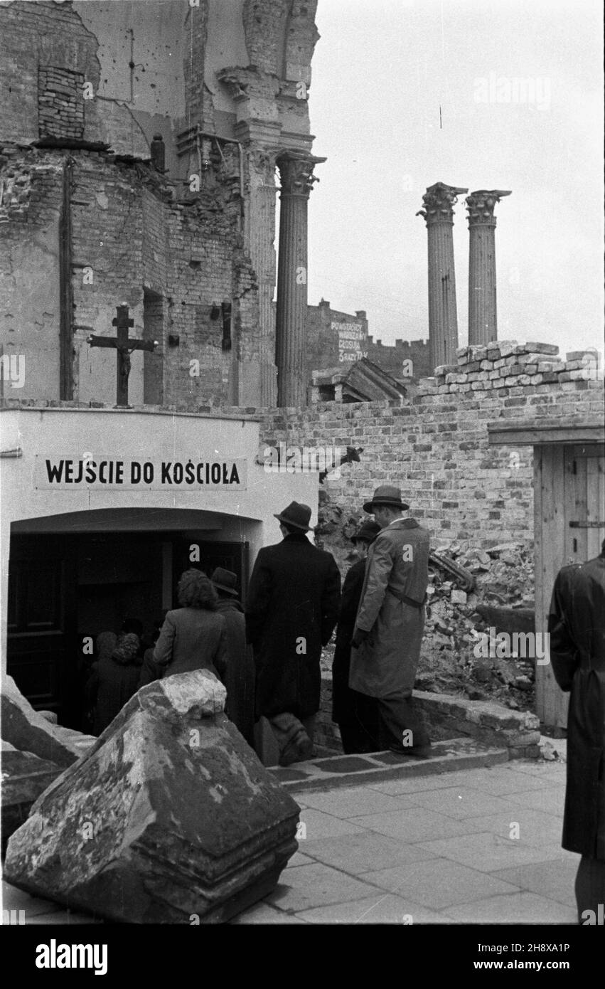 Warszawa, 1946-01-01. Prowizoryczne wejœcie do zruinowanego koœcio³a pw. œw. Aleksandra przy placu Trzech Krzy¿y. ms PAP/Stanis³aw D¹browiecki Varsavia, 1 gennaio 1946. Ingresso temporaneo alla Chiesa di Sant'Alessandro distrutta a Plac Trzech Krzyzy Square. ms PAP/Stanislaw Dabrowiecki Foto Stock