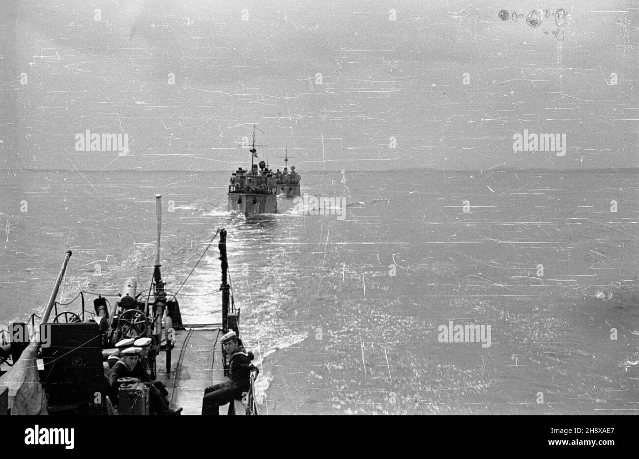 Gdynia, 1946. Radzieckie tra³owce redowe typu MT, otrzymane w 1946 przez Polsk¹ Marynarkê Wojenn¹ w ramach reparacji, dla zwiêkszenia stanu polskiej floty przeciwminowej, która mia³a rozminowywaæ dla ¿eglugi akweny zaminowane podczas wojny. Tra³owce te wesz³y w sk³ad 2 i 3. Dywizjonów Tra³owców. ms PAP Gdynia, 1946. I minipitrici sovietici della classe MT, ricevuti nel 1946 dalla Marina polacca in riparazione, per aumentare il numero di minipitrici polacche rimuovono le miniere dai porti dopo la seconda guerra mondiale I minesweepers sopra menzionati sono andati in 2° e 3° minesweeper Squadrons. ms PAP Foto Stock