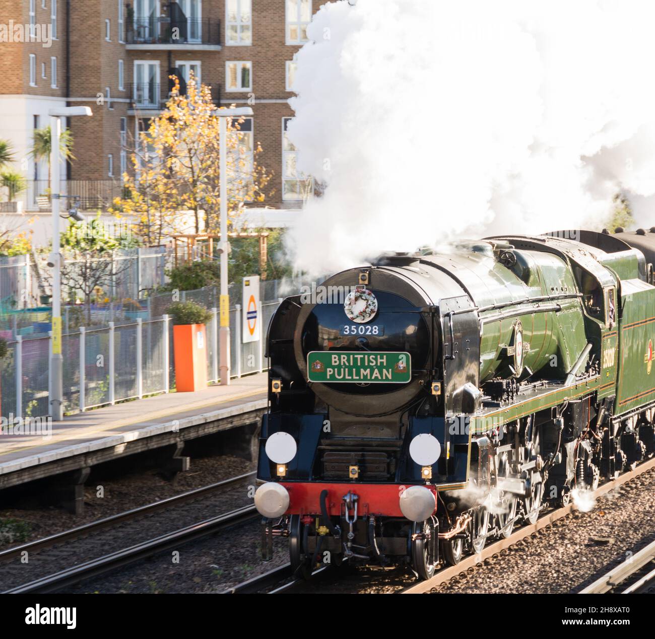 British Pullman 35028: Vapore attraverso la stazione di Kensington Olympia, Londra occidentale, Inghilterra, Regno Unito Foto Stock
