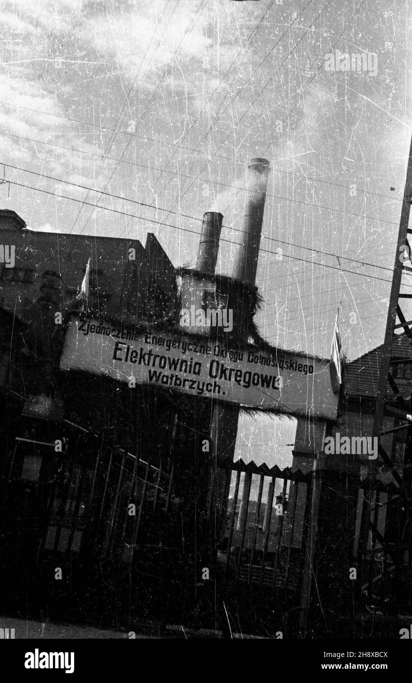 Wa³brzych, 1946. Elektrownia okrêgowa Zjednoczenia Energetycznego Okrêgu Dolnoœl¹skiego. NZ. brama zak³adu. pp PAP/Chmielewski Walbrzych, 1946. Una centrale elettrica distrettuale della bassa Slesia Energy Enterpise. Nella foto: Il cancello della fabbrica. pp PAP/Chmielewski Foto Stock