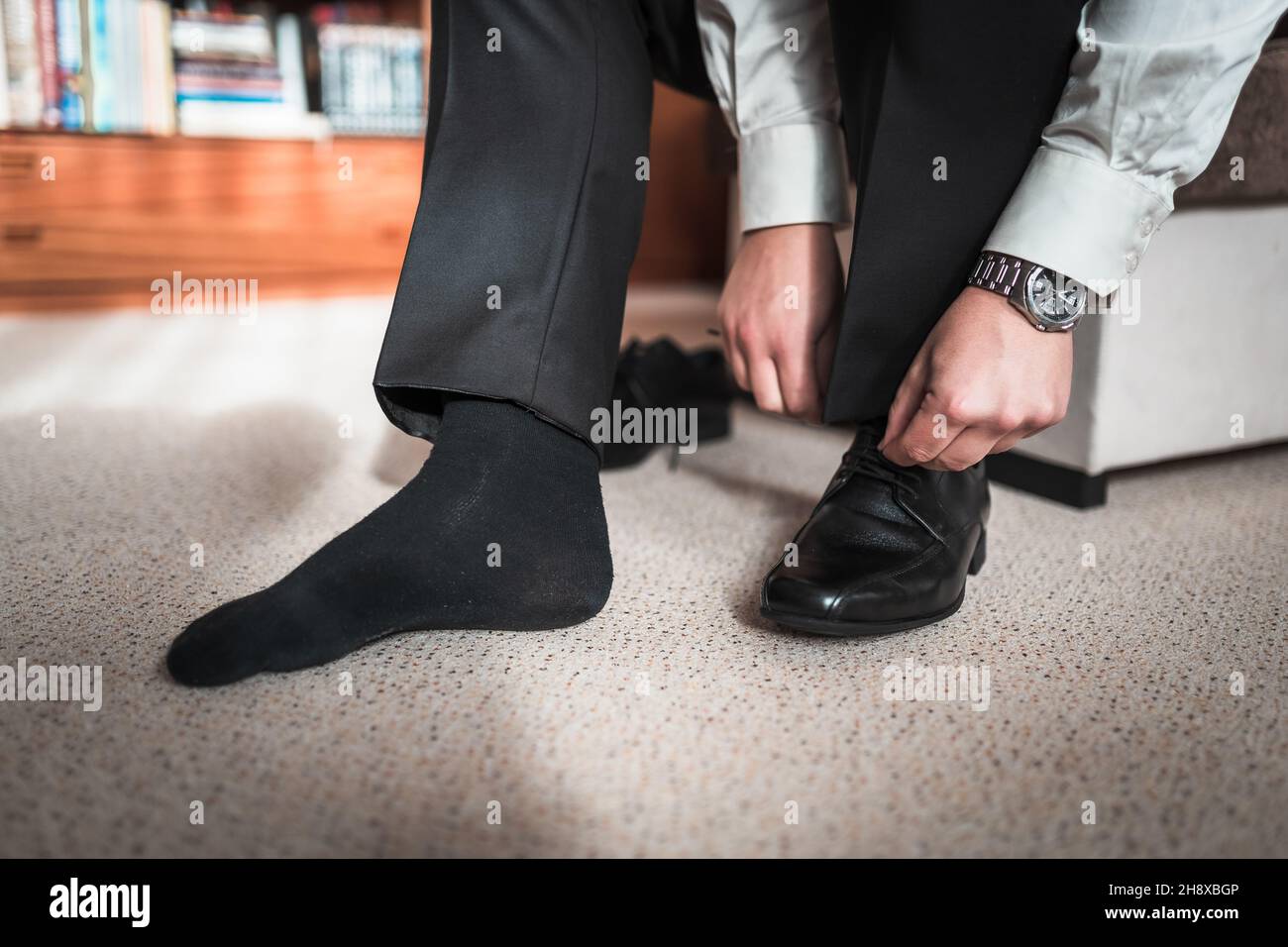 uomo in giacca con scarpe eleganti per un evento, codice di abbigliamento, uomo d'affari Foto Stock