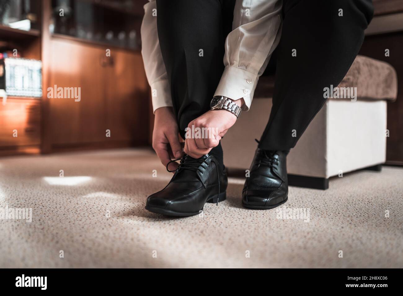 uomo in giacca con scarpe eleganti per un evento, codice di abbigliamento, uomo d'affari Foto Stock