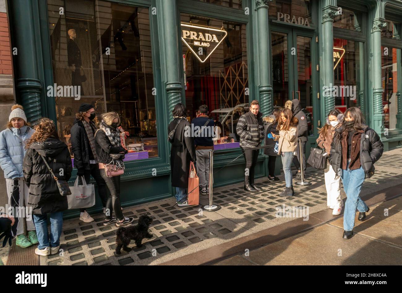 Gli acquirenti on line per entrare nel negozio Prada nel quartiere Soho di New York sabato 27 novembre 2021 durante il weekend del Black Friday. Nonostante i problemi della catena di fornitura e le nuove varianti di Covid, gli analisti prevedono che i consumatori spenderanno il 6.7% in più rispetto al 2020. (© Richard B. Levine) Foto Stock