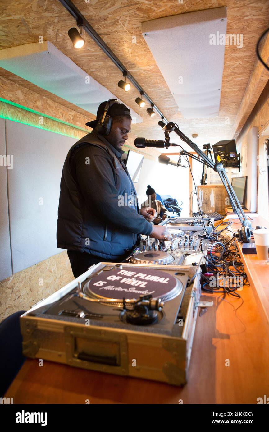 Presentatore Shemzy alla stazione radio Reprezent a Pop Brixton a Brixton, nel sud di Londra. Foto Stock
