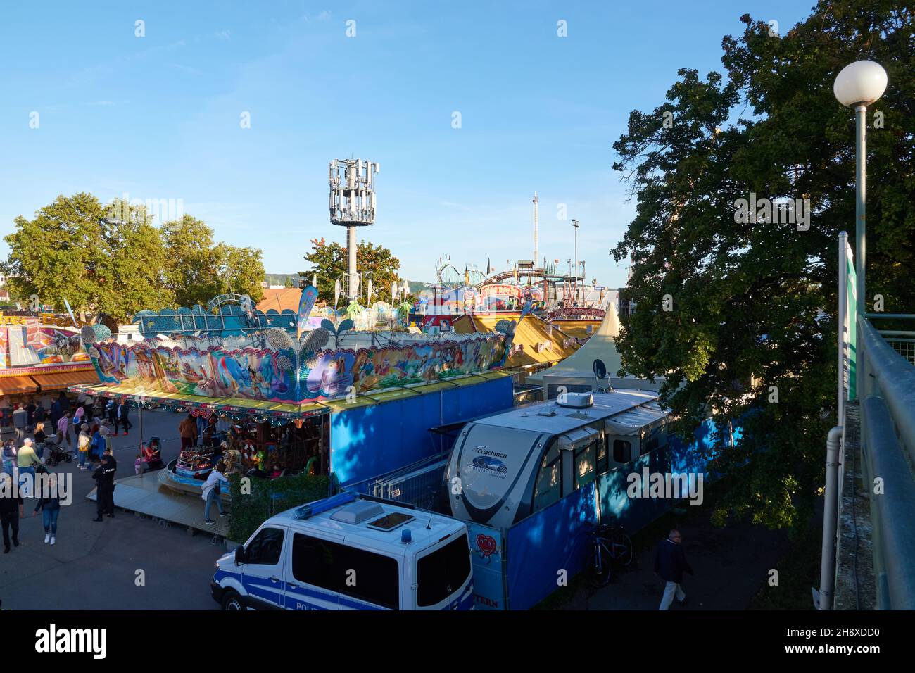 Stoccarda Bad Canstatt, Germania - 11 ottobre 2019: La polizia e la sicurezza monitorano l'ingresso settentrionale del festival del folklore canstattiere. Stoccarda, Ger Foto Stock