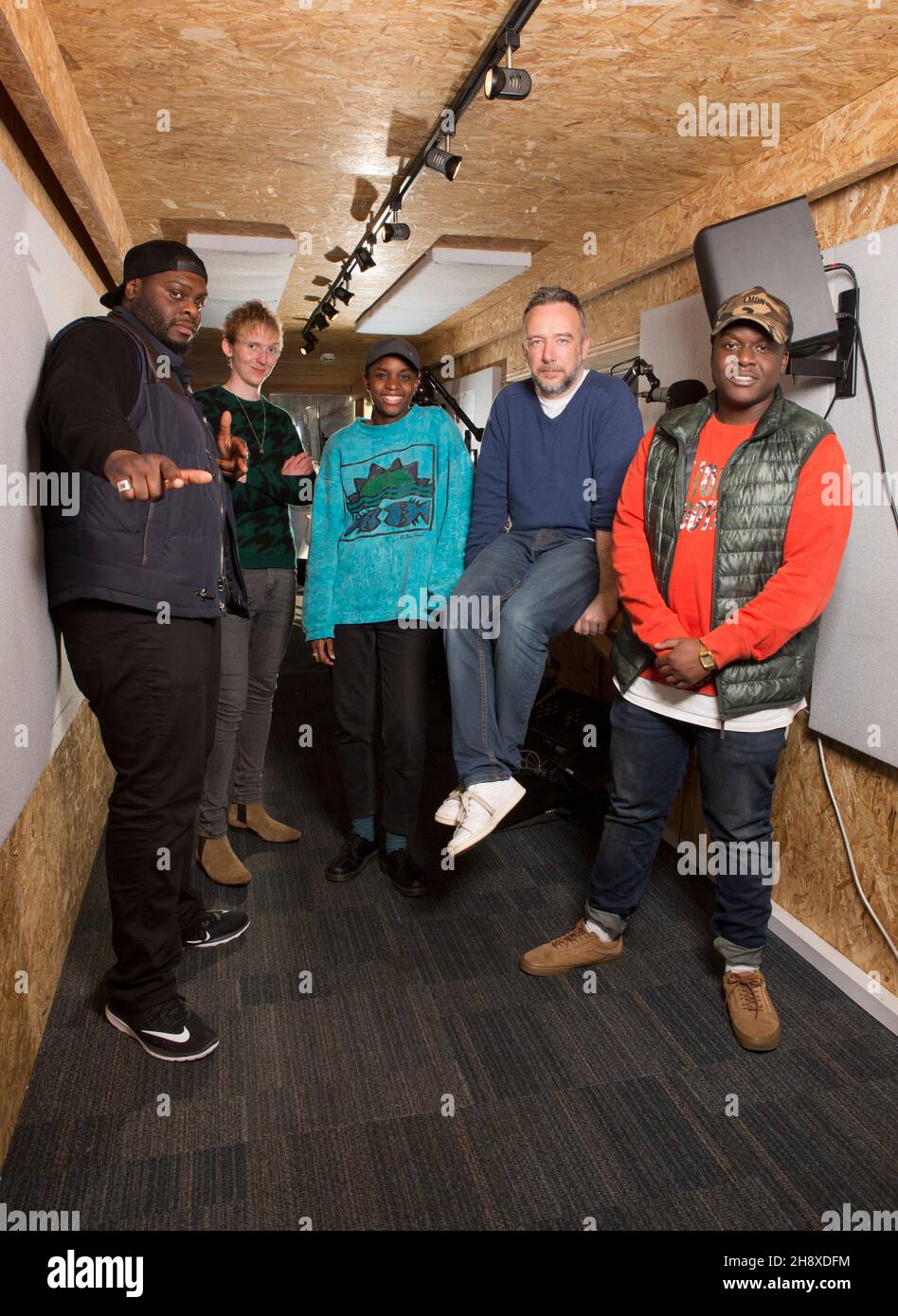 Protagonisti della stazione radio Reprezent a Pop Brixton a Brixton, nel sud di Londra. Da sinistra a destra..Shemzy(presentatore), Finn(produttore), Sherelle(pres Foto Stock