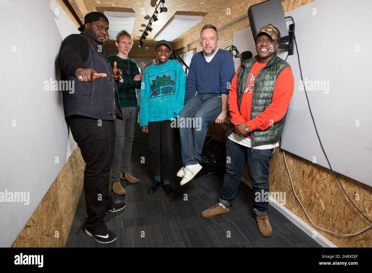 Protagonisti della stazione radio Reprezent a Pop Brixton a Brixton, nel sud di Londra. Da sinistra a destra...Shemzy(presentatore), Finn(produttore), Sherelle(pre Foto Stock