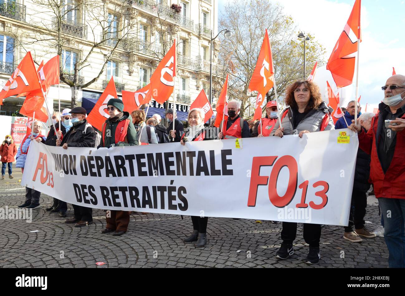 Manifestazione nazionale di Parigi dei pensionati dal Boulevard Raspail. I pensionati provenivano da tutte le regioni per chiedere una rivalutazione delle loro pensioni. Foto Stock