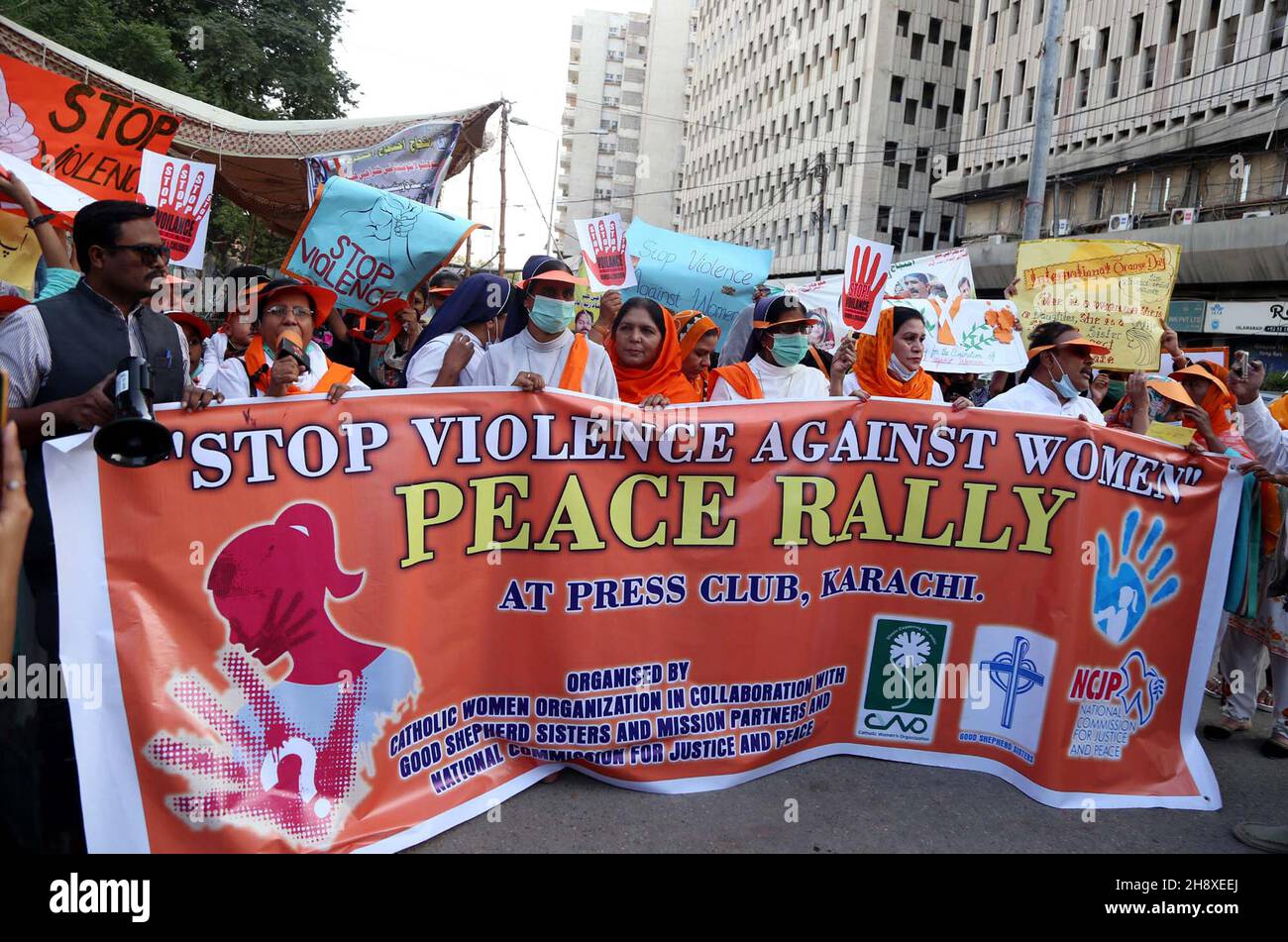 Hyderabad, Pakistan, 02 dicembre 2021. I membri dell'Organizzazione Cattolica delle Donne stanno organizzando una manifestazione di protesta per fermare la violenza contro le donne, presso il club stampa di Karachi giovedì 02 dicembre 2021. Foto Stock