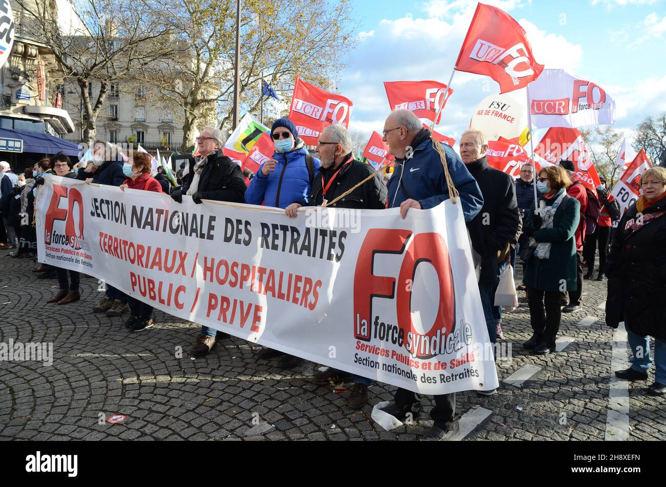 Manifestazione nazionale di Parigi dei pensionati dal Boulevard Raspail. I pensionati provenivano da tutte le regioni per chiedere una rivalutazione delle loro pensioni. Foto Stock