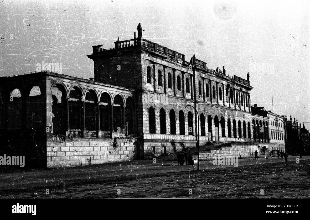 Wroc³aw, 1946. Plac Wolnoœci (Dawniej Zamkowy). Zniszczony podczas II wojny œwiatowej pa³ac królów pruskich. Widoczny neorenesansowy pawilon po³udniowy wzniesiony wg projektu Friedricha Augusta Stülera ok. 1845 r. bk PAP Dok³adny miesi¹c i dzieñ wydarzenia nieustalone. Dok³adny miesi¹c i dzieñ wydarzenia nieustalone. Wroclaw, 1946. Il Wolnosci (Piazza della libertà precedentemente conosciuta come Zamkowy o Piazza del Castello). I pakace dei re prussiani distrutti durante la seconda Guerra Mondiale. Neo-Renaissence Sud Pavilon è stato costruito in accordo con il disegno di Friedrich August Stüler intorno al 1845. bk PAP Foto Stock