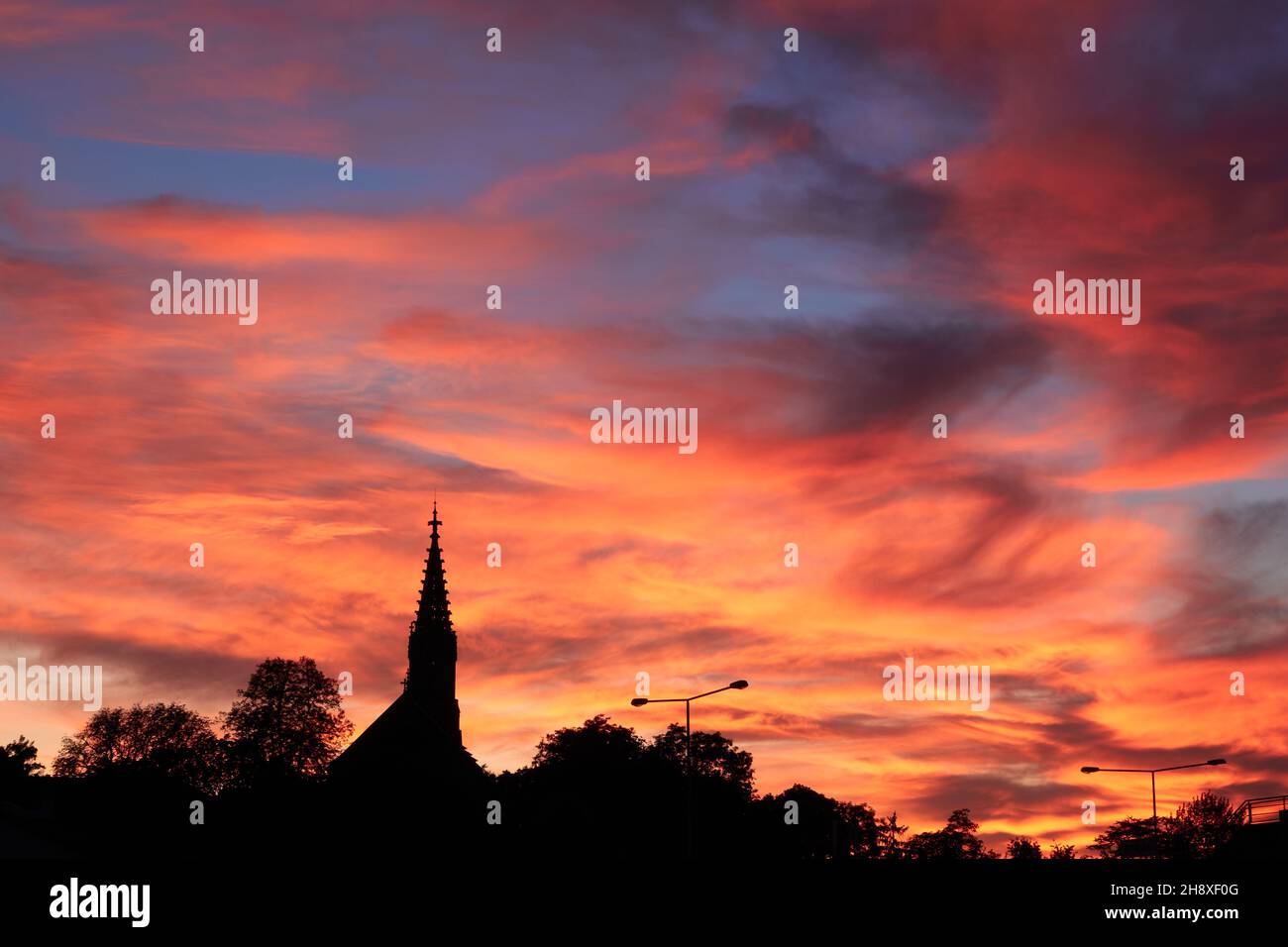 Stoccarda Bad Canstatt, Germania - 11 ottobre 2019: Silhouette della chiesa berger, bellissimo cielo serale arancione, Stoccarda, Germania Foto Stock