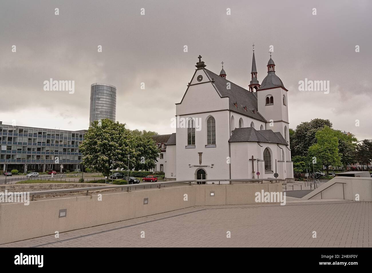 Alt Saint Heribert chiesa, e moderno grattacielo ufficio a Colonia, Germa Foto Stock