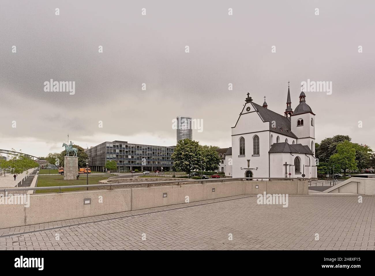 Alt Saint Heribert chiesa, e moderno grattacielo ufficio a Colonia, Germa Foto Stock