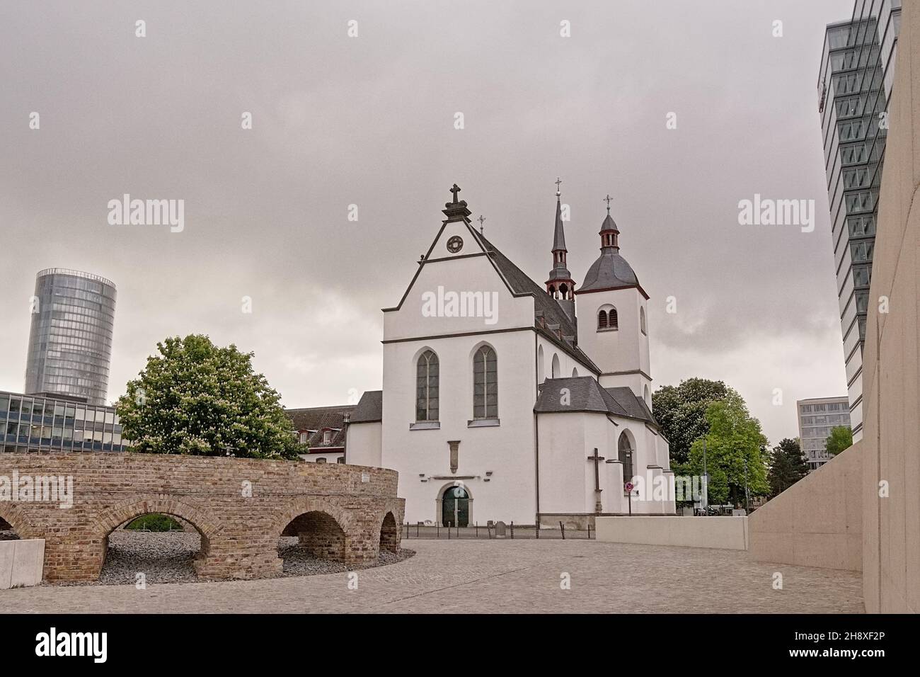 Alt Saint Heribert chiesa, e moderno grattacielo ufficio a Colonia, Germa Foto Stock