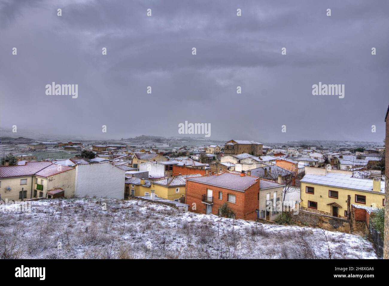 fotografia panoramica di una città piena di neve Foto Stock